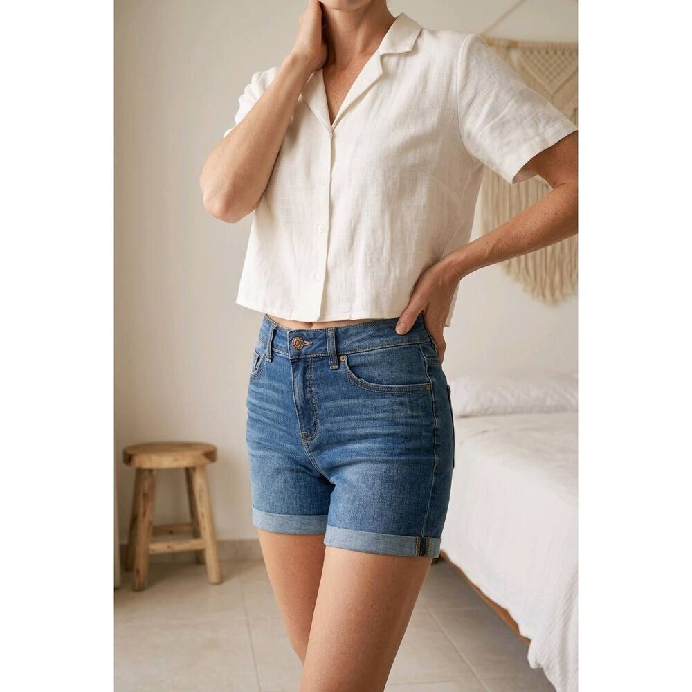 🔸️NWT Blue Medium Wash Cuffed Denim Shorts Size 6